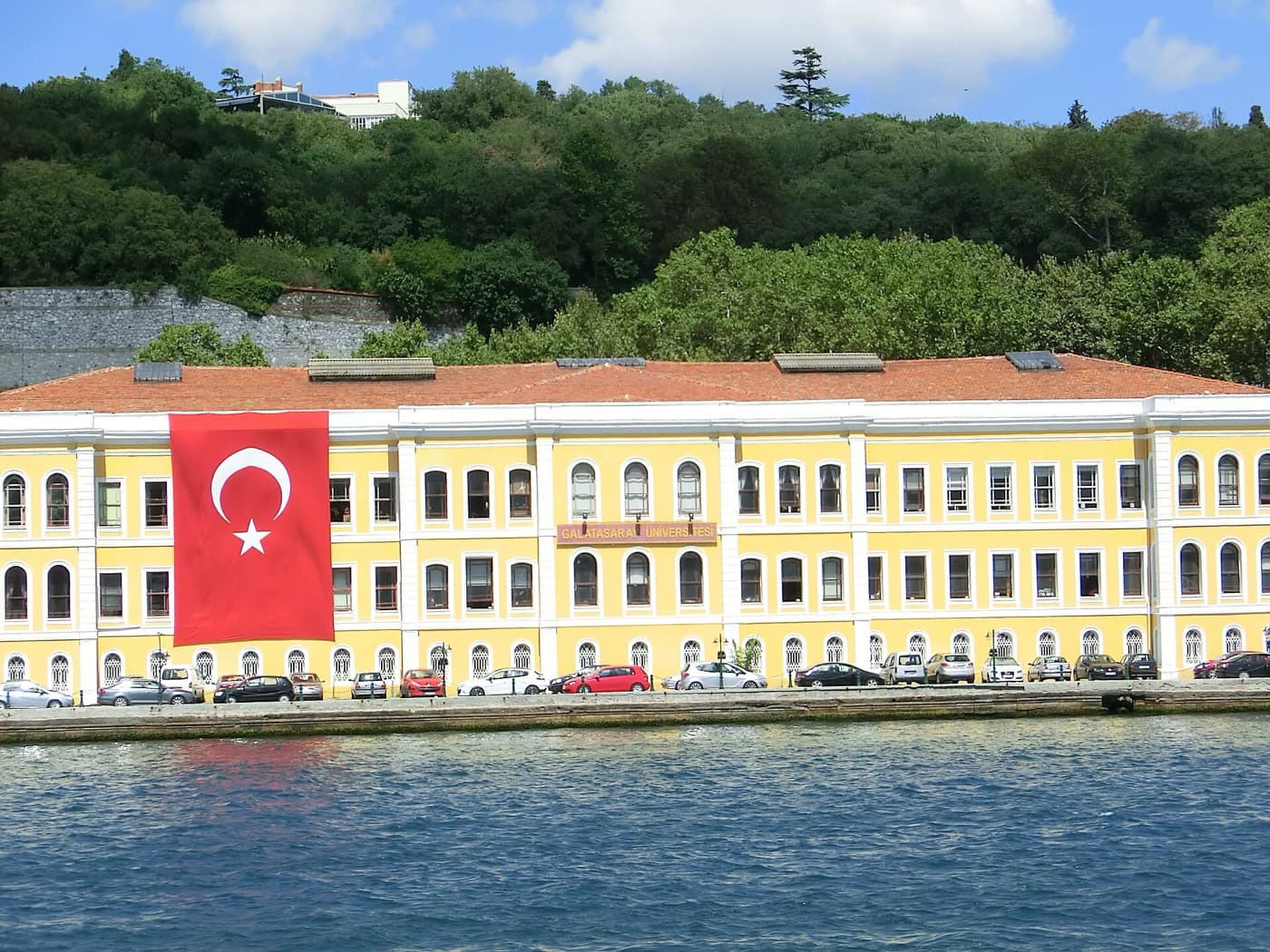 Boğaz kıyısında Galatasaray Üniversitesi