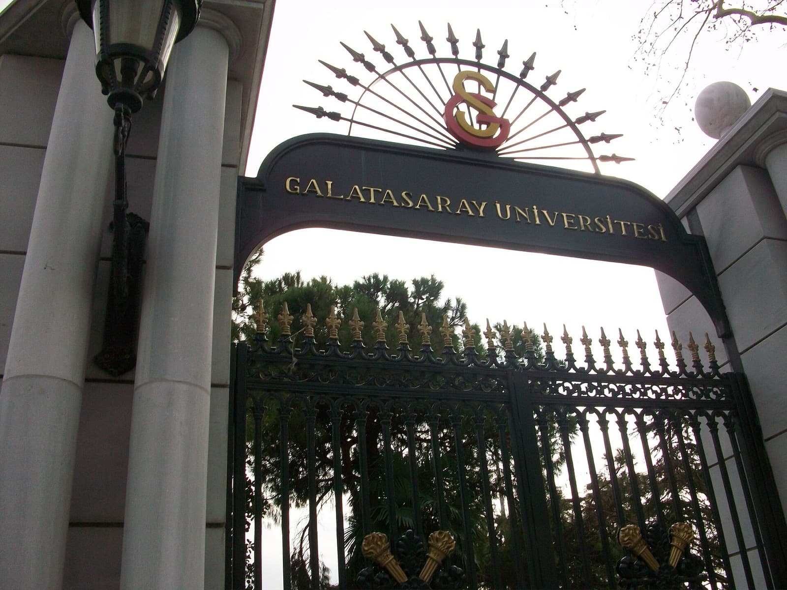 Galatasaray Üniversitesi girişi, Ortaköy