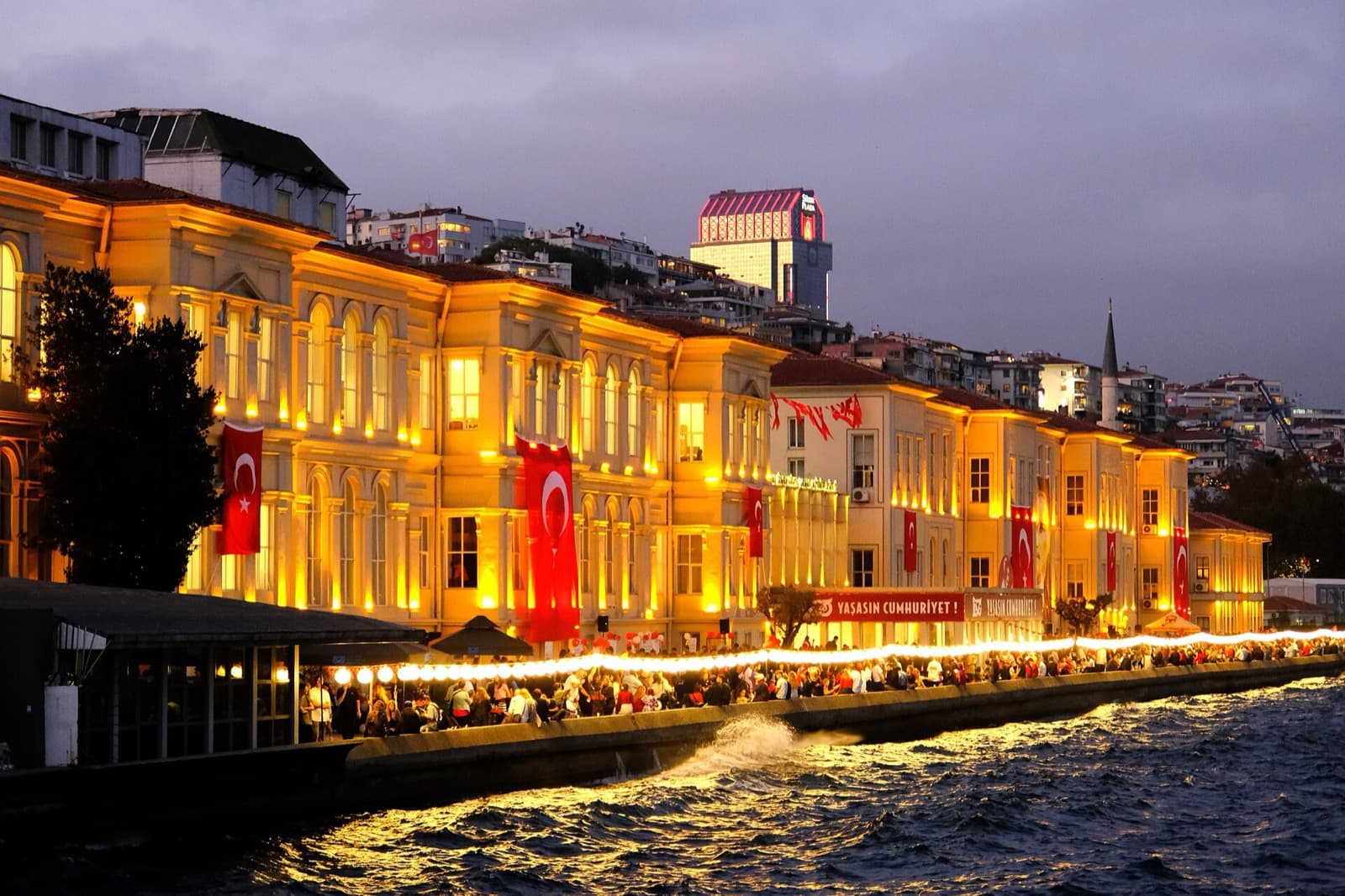 MSGSÜ Fındıklı binası, gece
