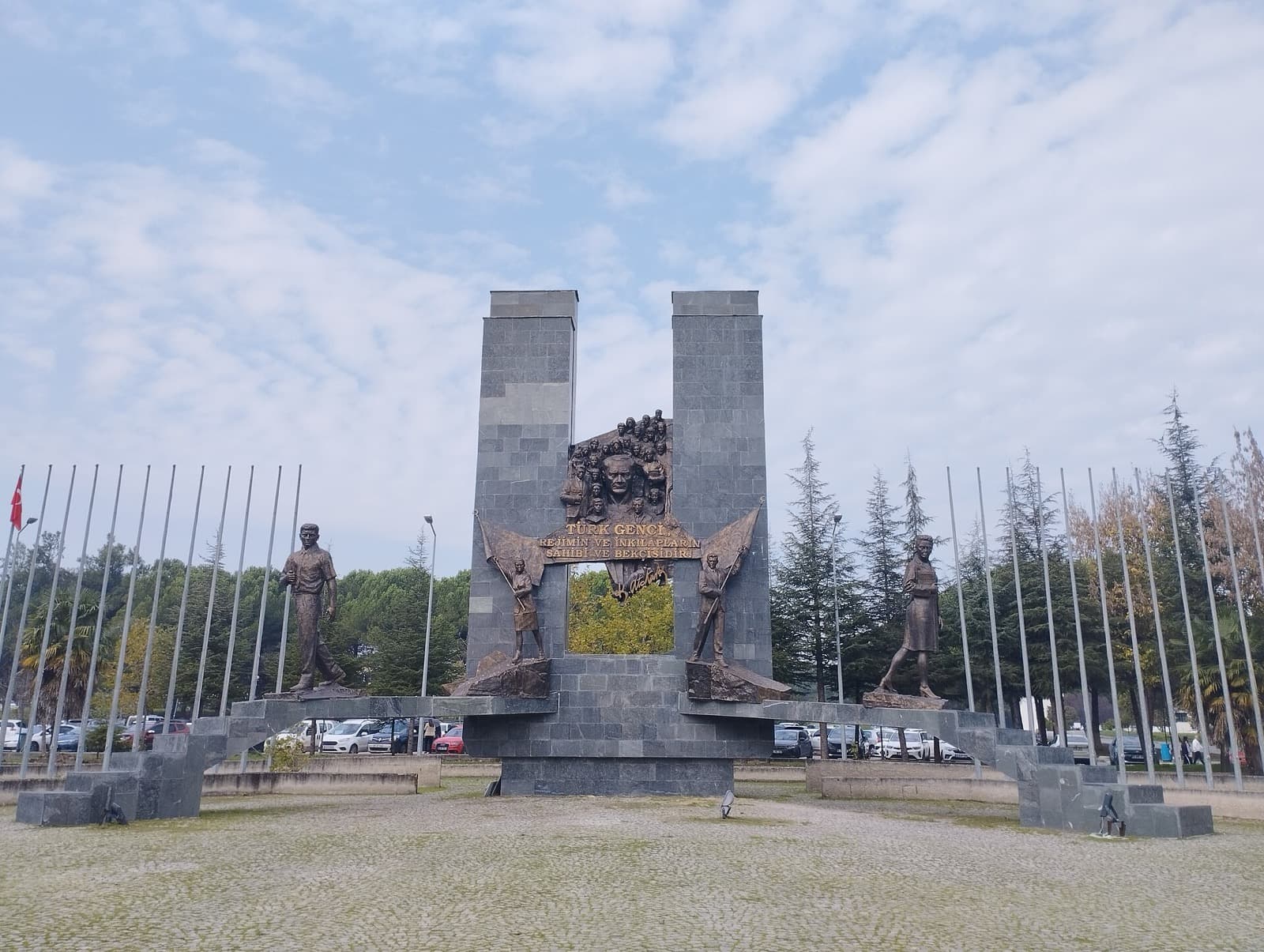 Uludağ Üniversitesi'nde Atatürk ve Gençlik Anıtı
